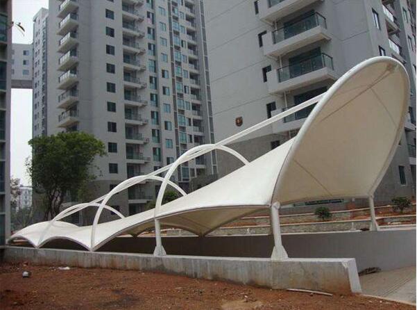 小区安装膜结构车棚之后应该如何维护(图1)